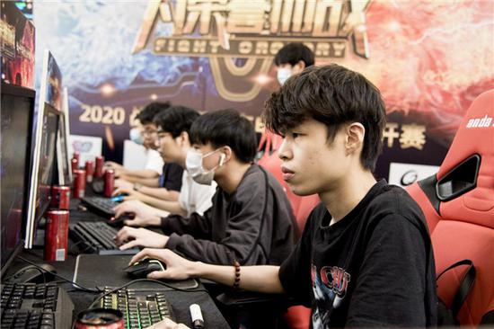 一名前锋再 一名前锋再